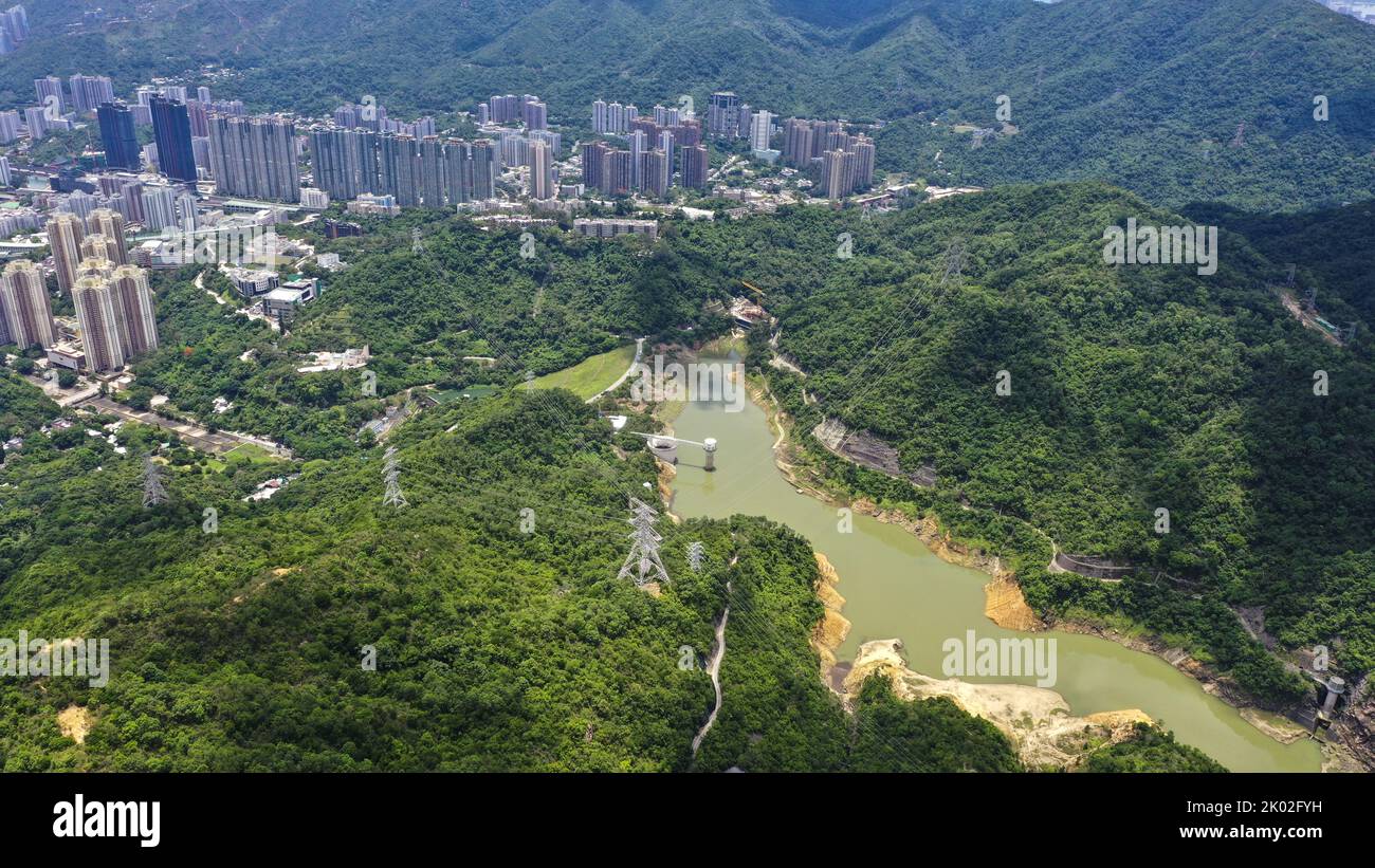 Gesamtansicht des Lower Shing Mun Reservoirs. Es ist ein Stausee
