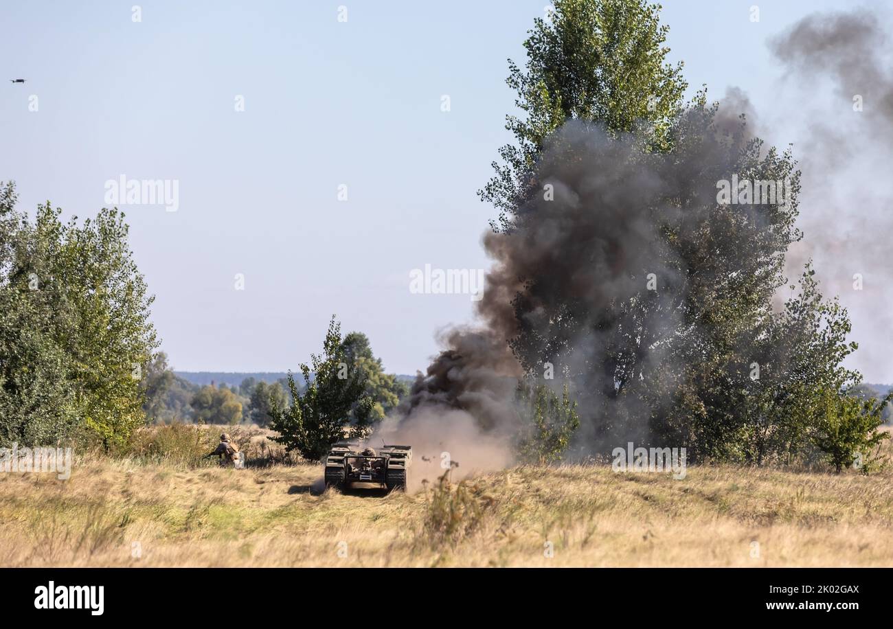 KYIV REG., UKRAINE - 08. September 2022: Feldtests der Multizweck-Crawler-Drohne Themis, die für Evakuierungszwecke an der Front verwundeter Soldaten durch das medizinische Bataillon Hospitalers eingesetzt wird Stockfoto