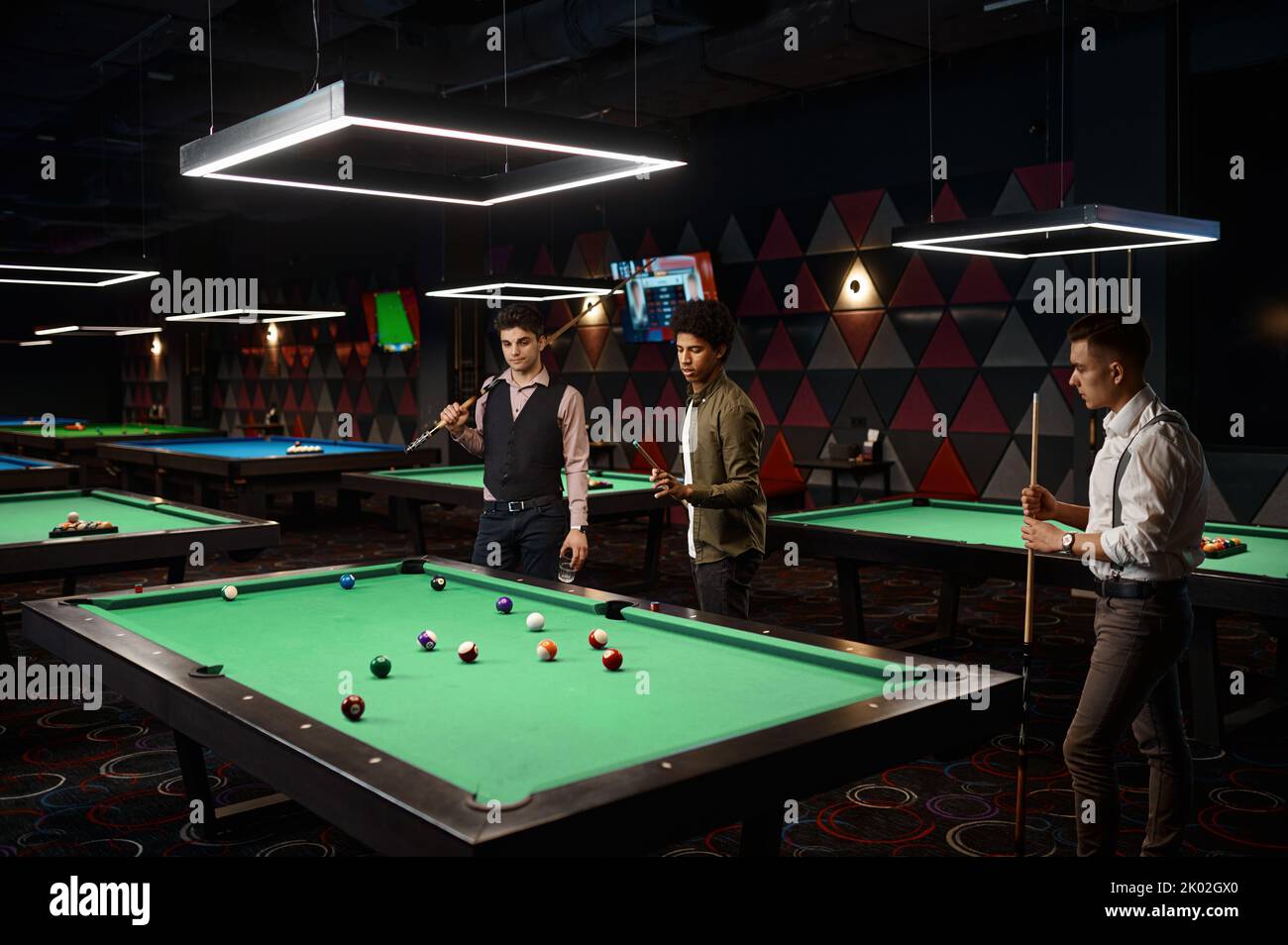 Freunde genießen Billard-Spiel in der Pool-Halle Stockfoto