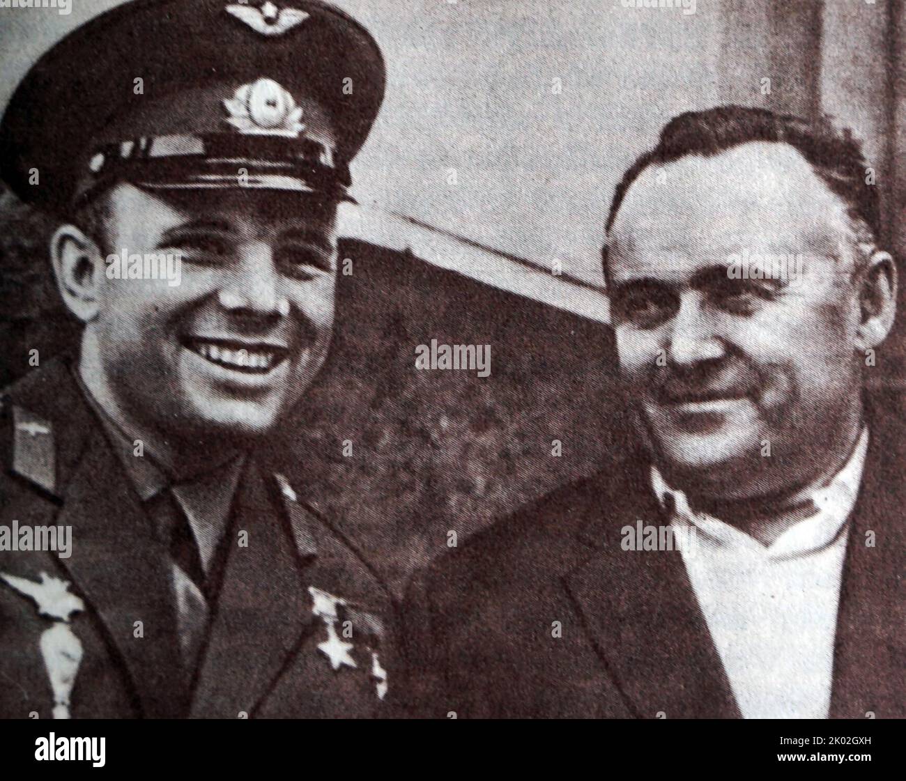 Der erste Kosmonaut Juri Gagarin und Chefkonstrukteur der Raumschiffe Sergei Korolev. Sergei Pawlowitsch Korolew (1907 - 1966) war ein leitender sowjetischer Raketeningenieur während des Weltraumrennens zwischen den Vereinigten Staaten und der Sowjetunion in den Jahren 1950s und 1960s. Er wird von vielen als der Vater der praktischen Raumfahrt angesehen Stockfoto