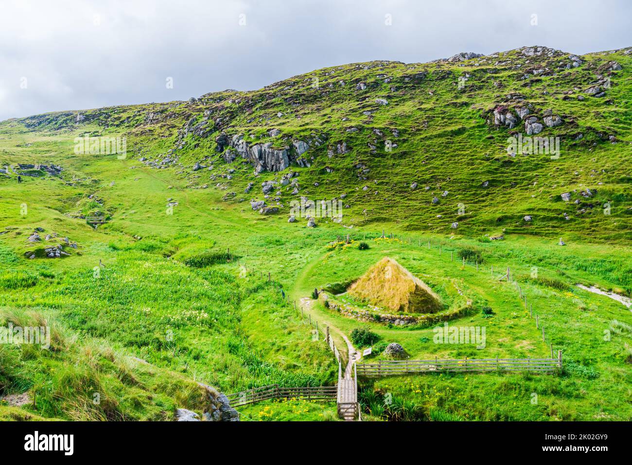 Bosta (Bostadh) Eisenzeit Haus mit Gras bedeckt - Isle of Lewis, Schottland Stockfoto