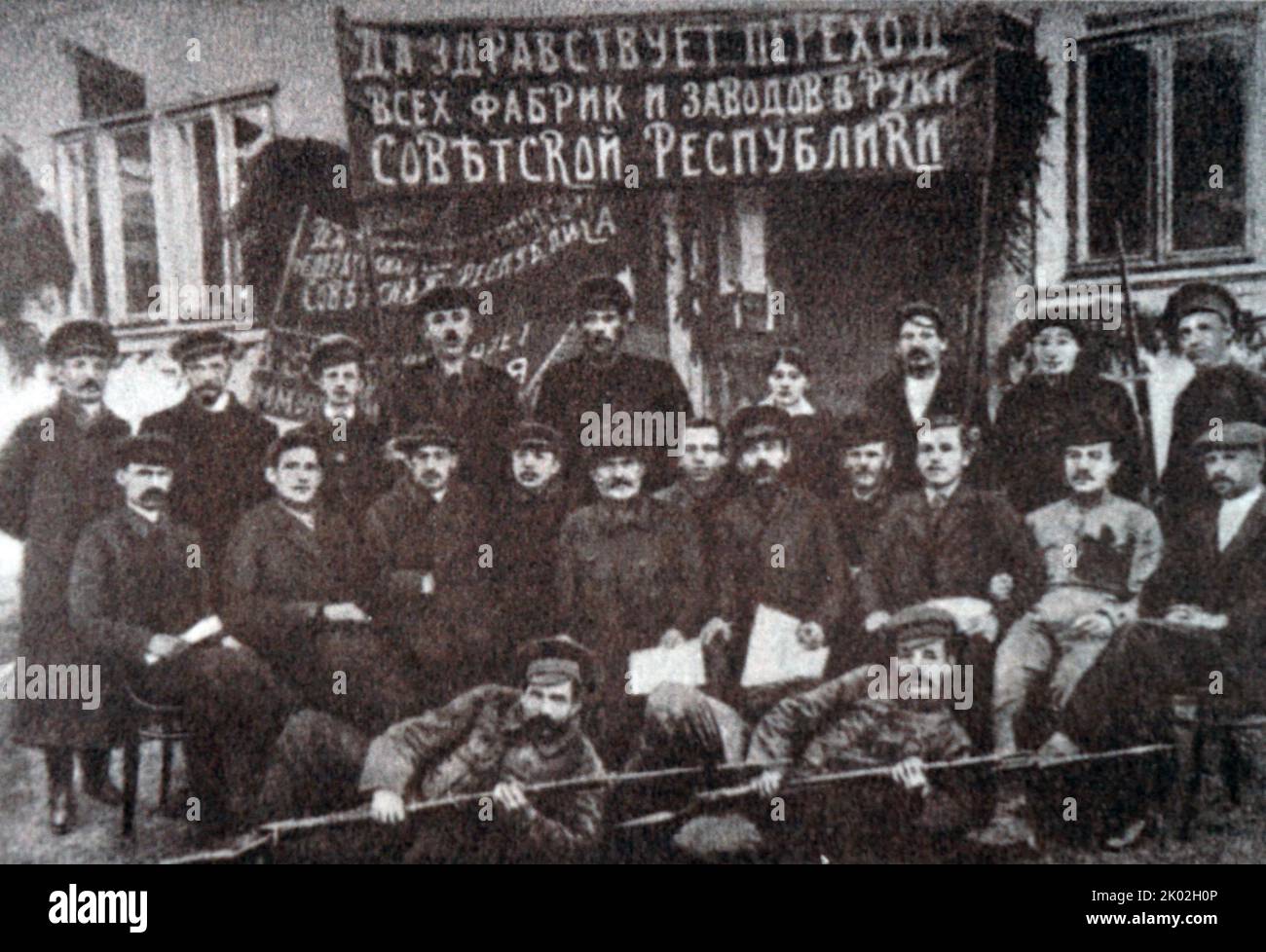 Gruppe der Likino Fabrik, die an ihrer Nationalisierung teilnahm. November 1917. Stockfoto