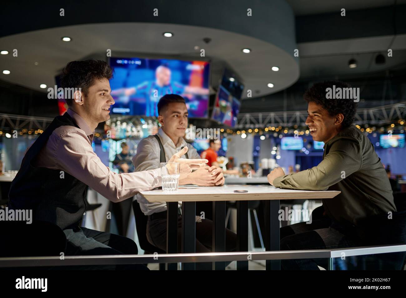 Gruppe von Freunden ruhen sich in der Sportbar aus Stockfoto