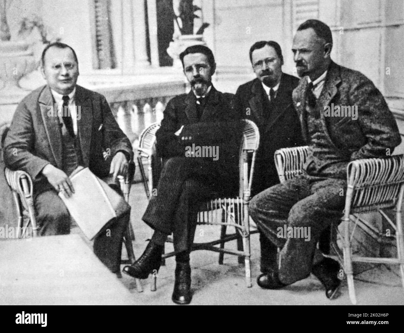 Eine Gruppe sowjetischer Delegierter auf einer internationalen Konferenz in Genua. 1922. Von links nach rechts: M. Litvinov, V.V. Vorovsky, S.S. Piljavsky (Assistent des stellvertretenden Volkskommissars für auswärtige Angelegenheiten), L.B. Krasin.&#13;&#10; Stockfoto