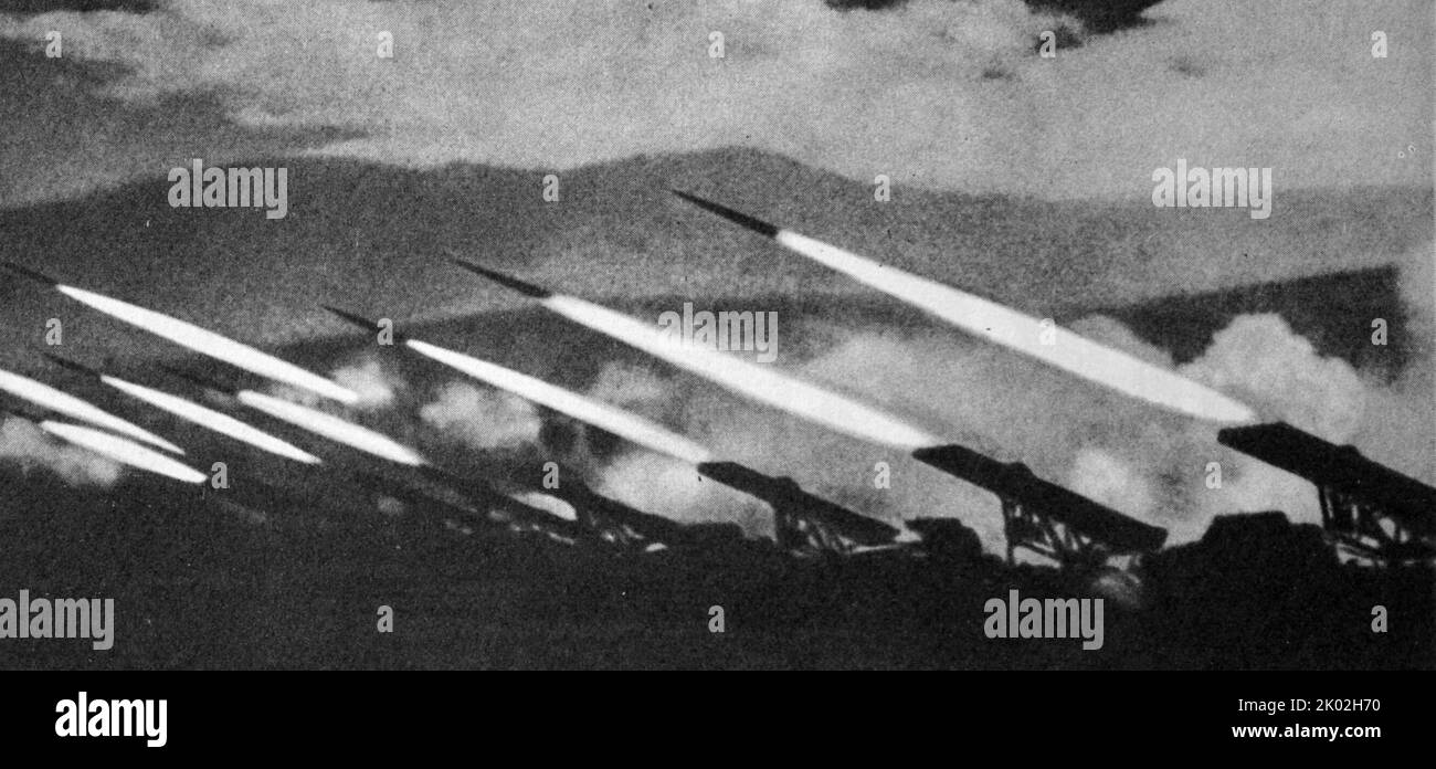 Batterie von Katyusha-Trägerraketen feuert während der Schlacht von Stalingrad am 19.. November 1942 auf deutsche Streitkräfte Stockfoto