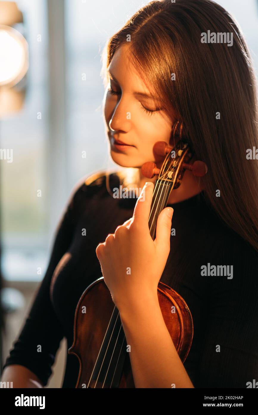 Weibliche Geigerin porträtiert musikalische Inspiration Stockfoto