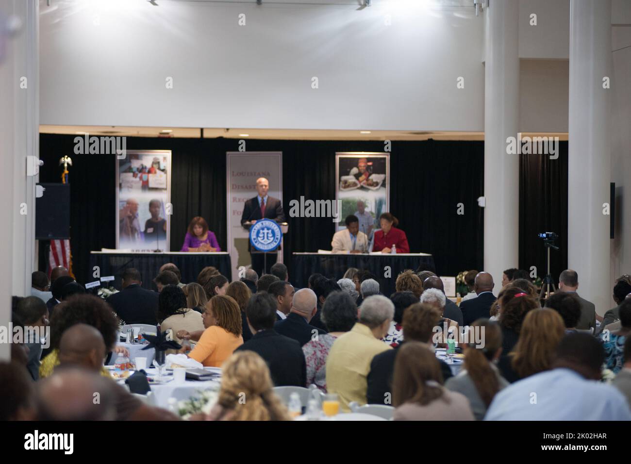 Sekretär Shaun Donovan in New Orleans, im Raum Louisiana, wo er an Aktivitäten zum fünften Jahrestag des Hurrikans Katrina teilnahm, darunter eine Rede über die Fortschritte bei der Wiederherstellung bei einer Veranstaltung der Louisiana Disaster Recovery Foundation an der Dillard University sowie Führungen durch beschädigte, wiederaufgebaute und restaurierte Wohn- und Geschäftsbezirke. Stockfoto