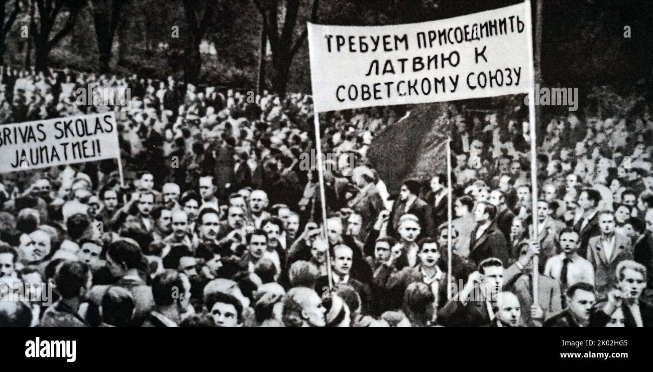 Die lettischen Arbeiter fordern den Beitritt zur Sowjetunion. Stockfoto