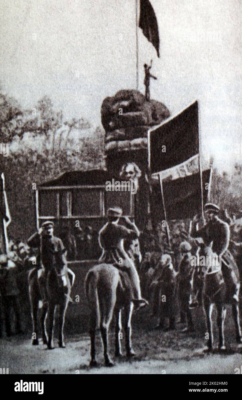 In Taschkent wurde die Rote Flagge als Zeichen der Proklamation der Sowjetmacht erhoben. November 1917. Stockfoto