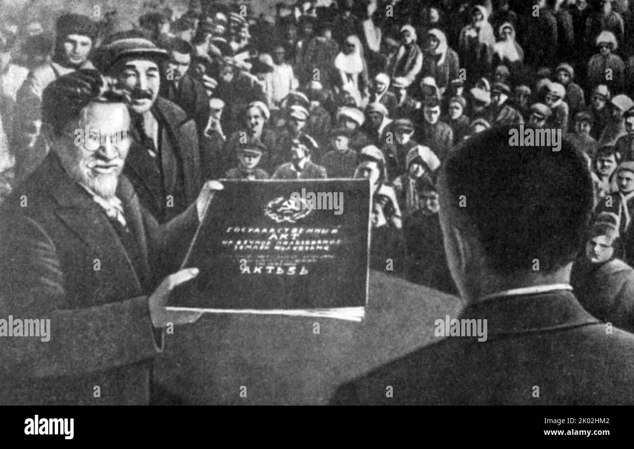 Der Sieg des kollektiven Farmsystems. M.I. Dem nach M.I. benannten Kollektivbauernhof präsentiert das Unternehmen einen Akt über die ewige Landnutzung Im Distrikt Alma-ATA. 1938. Stockfoto