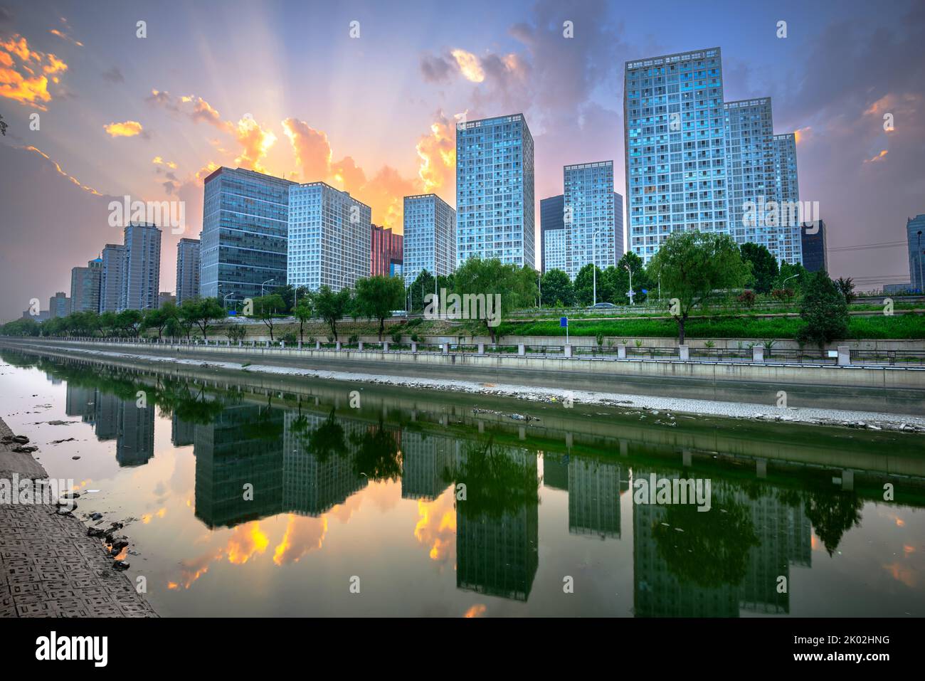 Peking, China Skyline der Stadt CBD am Kanal in der Abenddämmerung. Stockfoto