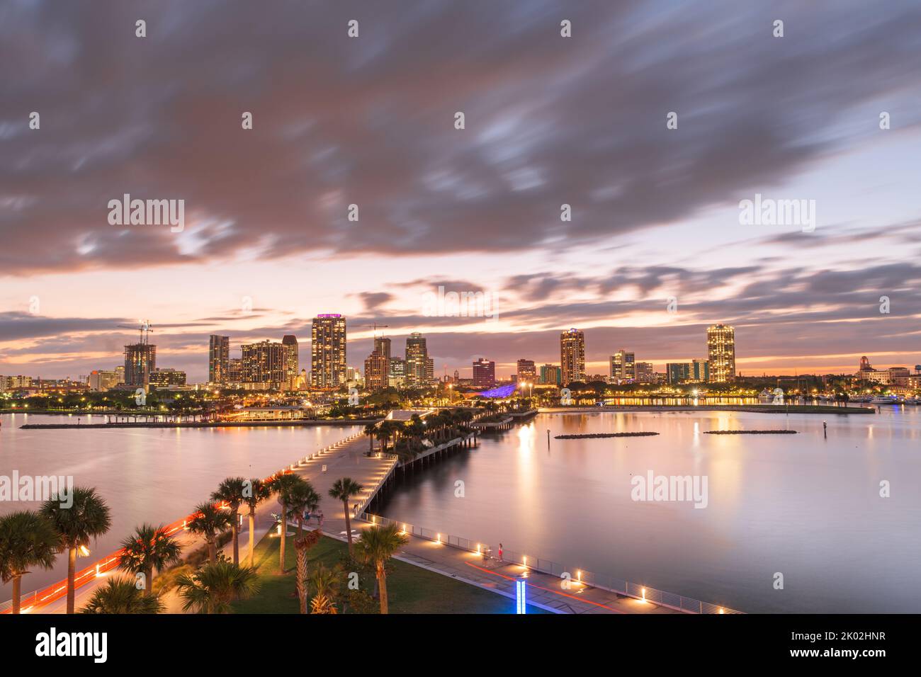 St. Pete, Florida, USA Skyline der Innenstadt vom Pier bei Nacht. Stockfoto