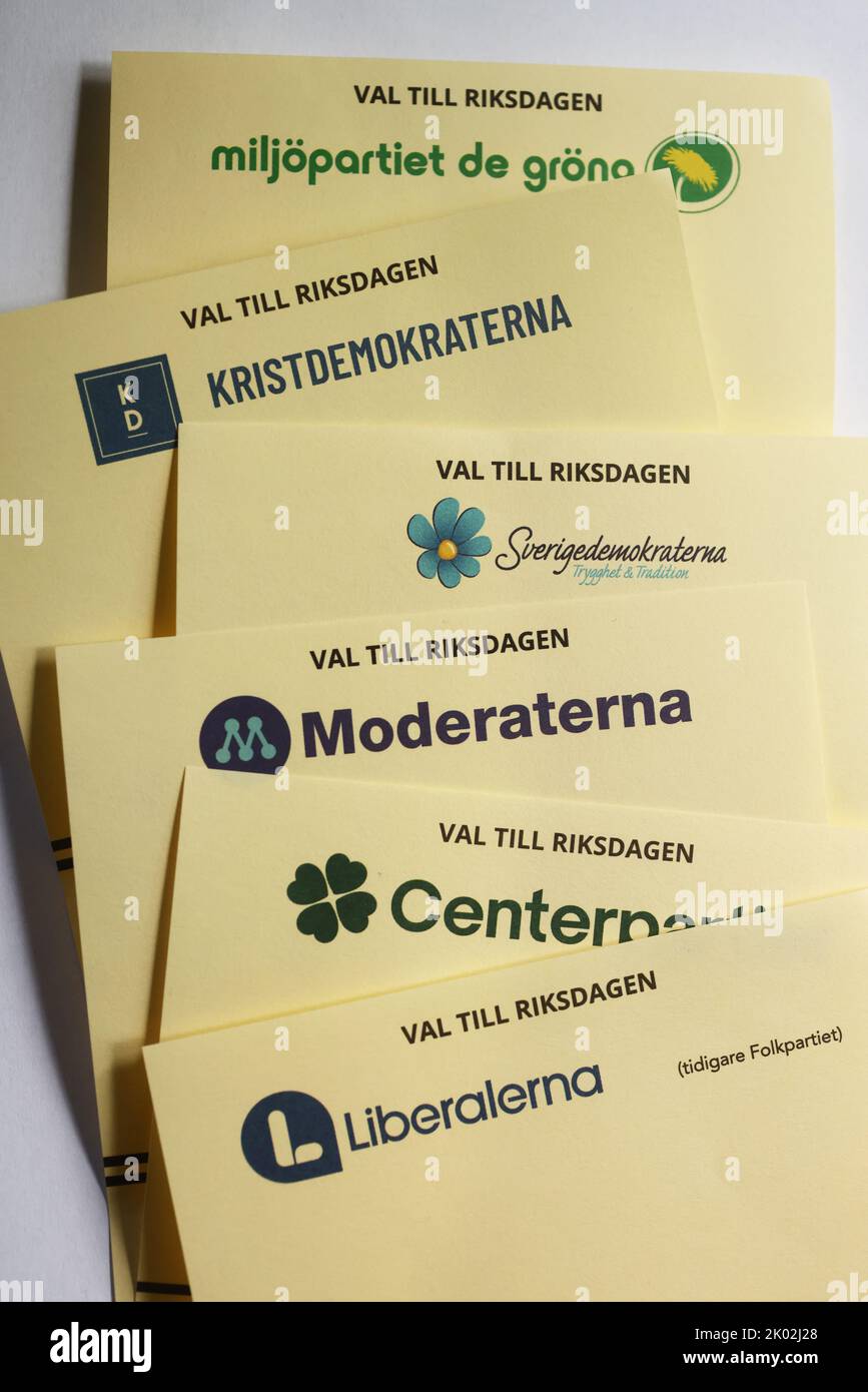 Die schwedischen Parlamentswahlen finden am Sonntag, dem 11. September, statt. Stimmzettel für verschiedene Arten von Parteien in einem Wahllokal zur Abstimmung bei den schwedischen Parlamentswahlen 2022. Stockfoto