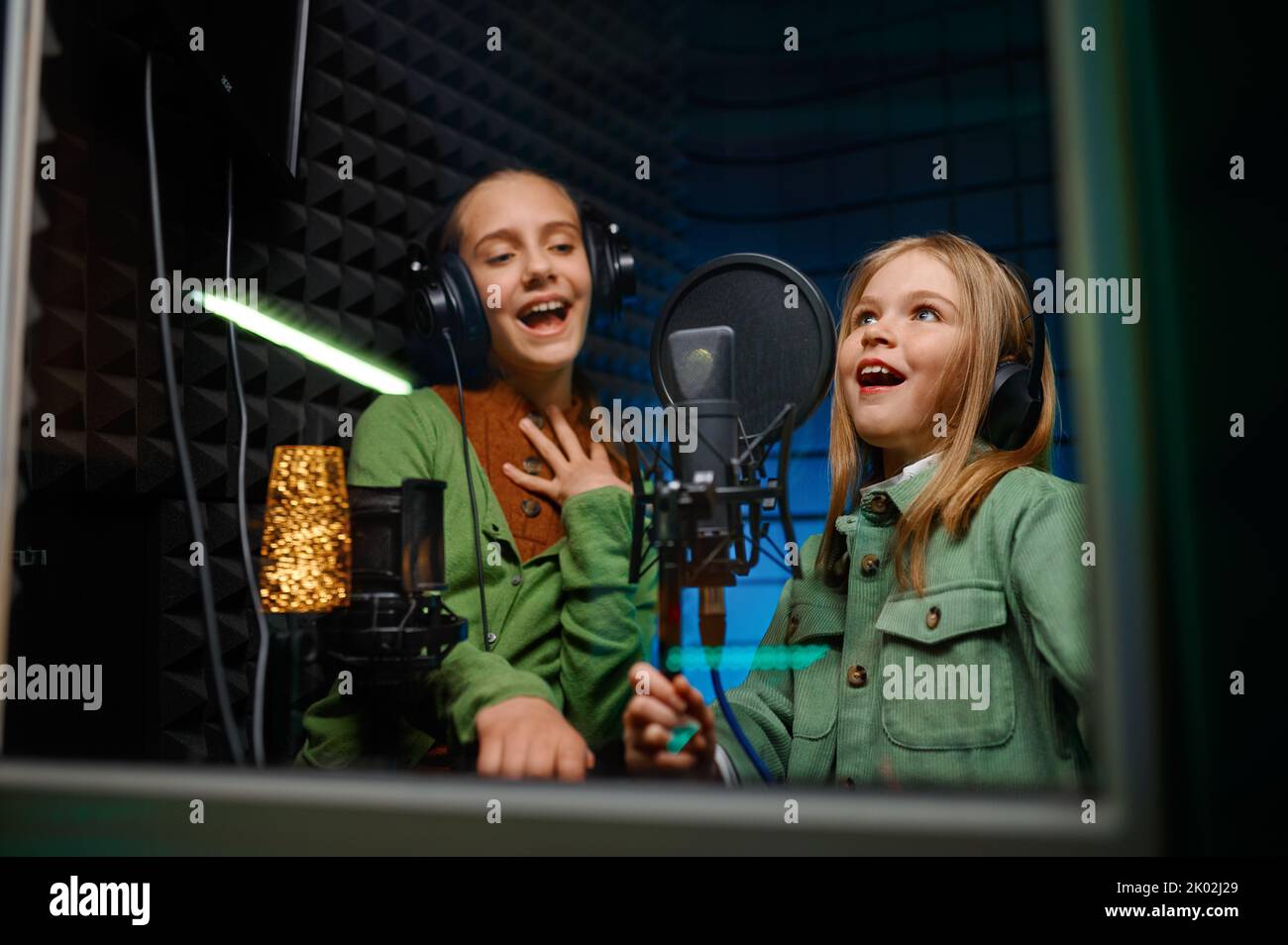 Kinder singen im Plattenstudio Stockfoto