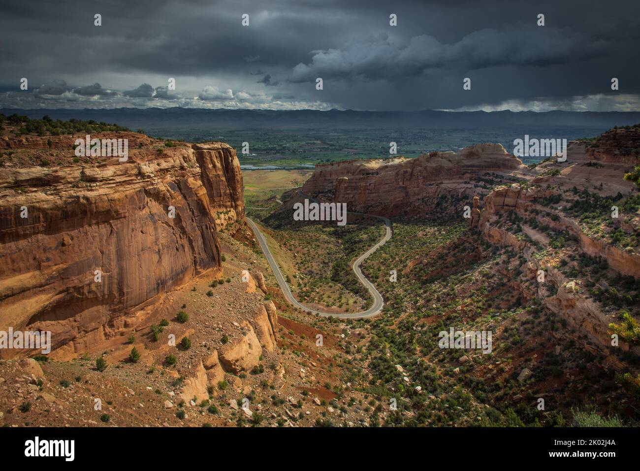 Ein Sturm nähert sich dem Colorado National Monument. Grand Junction, Colorado, USA Stockfoto