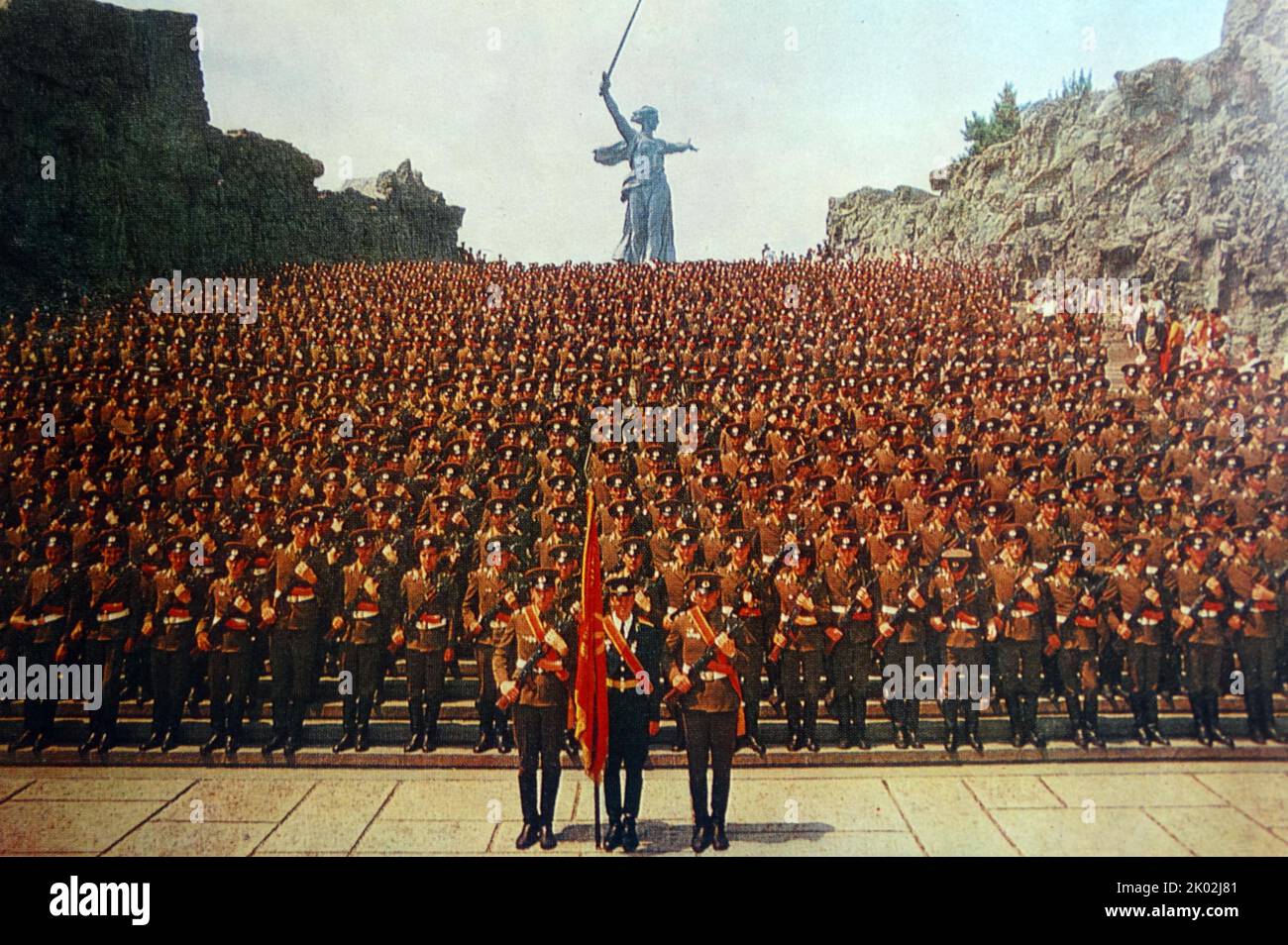 Sowjetische Truppen am Mutterland-Denkmal für den Helden der Schlacht von Stalingrad. Wolgograd Stockfoto