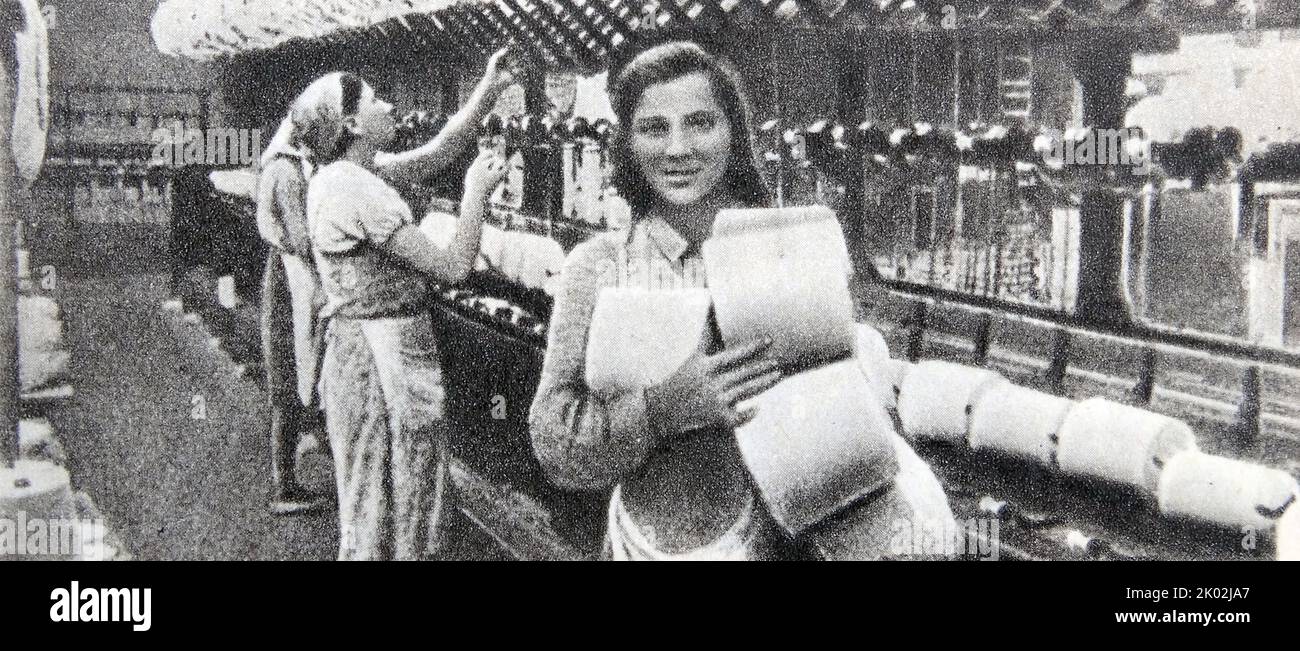 Die restaurierte Weberei in Smolensk produzierte ihre ersten Produkte nach dem zweiten Weltkrieg. Stockfoto