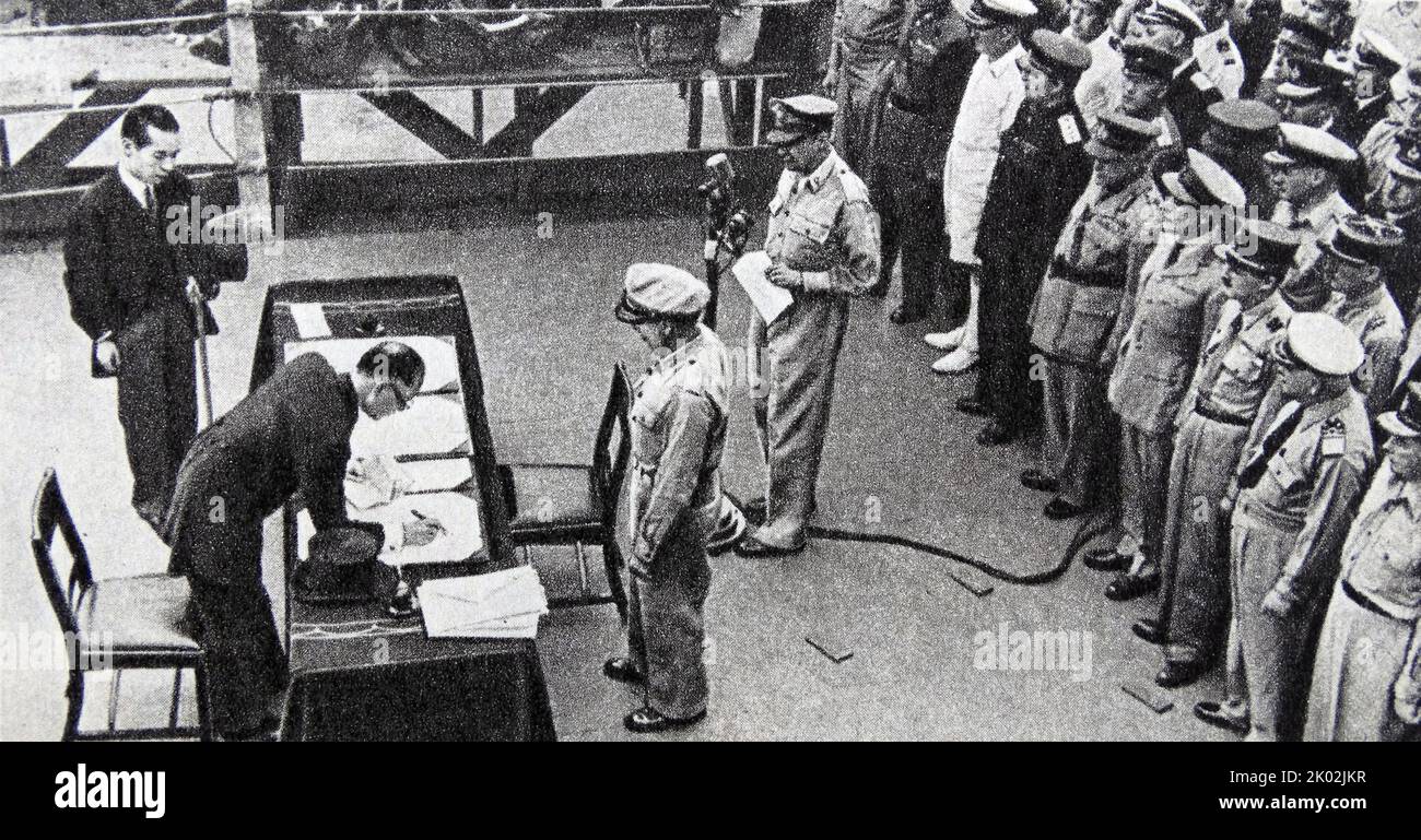 Der Vertreter des japanischen Außenministers, M. Shigemitsu, unterzeichnet das Japan Surrender Act. 2. September 1945 Stockfoto