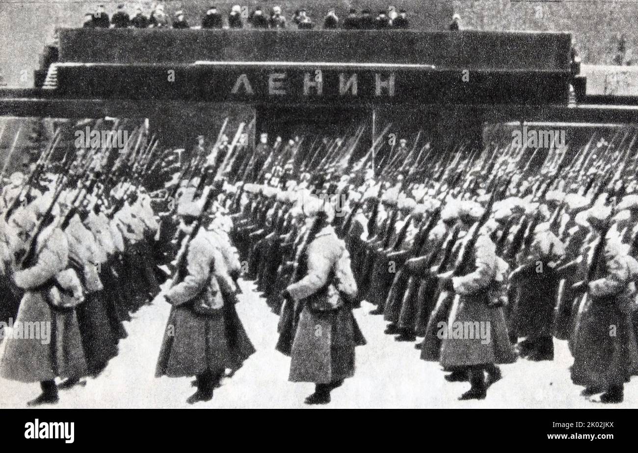 Militärparade auf dem Roten Platz am 7. November 1941. Aus dem Mausoleum von V.I. Lenins Truppen gingen an die Front Stockfoto