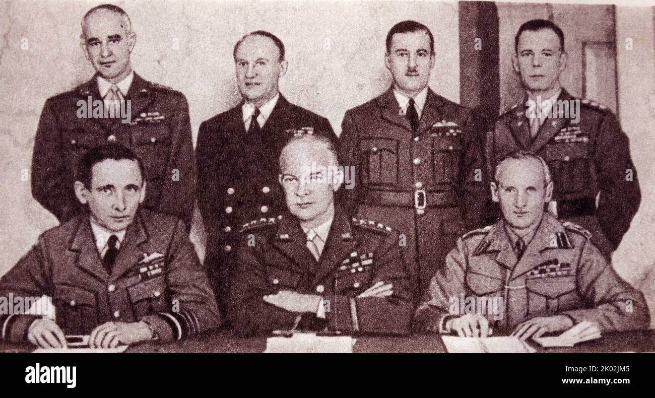 Alliiertes Expeditionary Force Command in Europa. Von links nach rechts: A. Tedder, D. Eisenhower, B. Montgomery; Stand: O. Bradley, B. Ramsey, T. Lee-Mallory, W. Smith Stockfoto