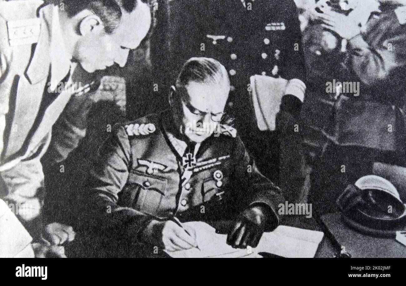 Der Generalstabschef des Oberkommandos der Wehrmacht V. Keitel unterzeichnet das Gesetz über die bedingungslose Kapitulation der deutschen Streitkräfte. 8.Mai 1945 Stockfoto