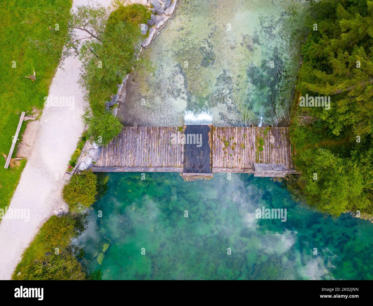 Schiederweiher in Hinterstoder oben unten Drohne Luftaufnahme zu kleinem Damm und fließendem Wasser Stockfoto