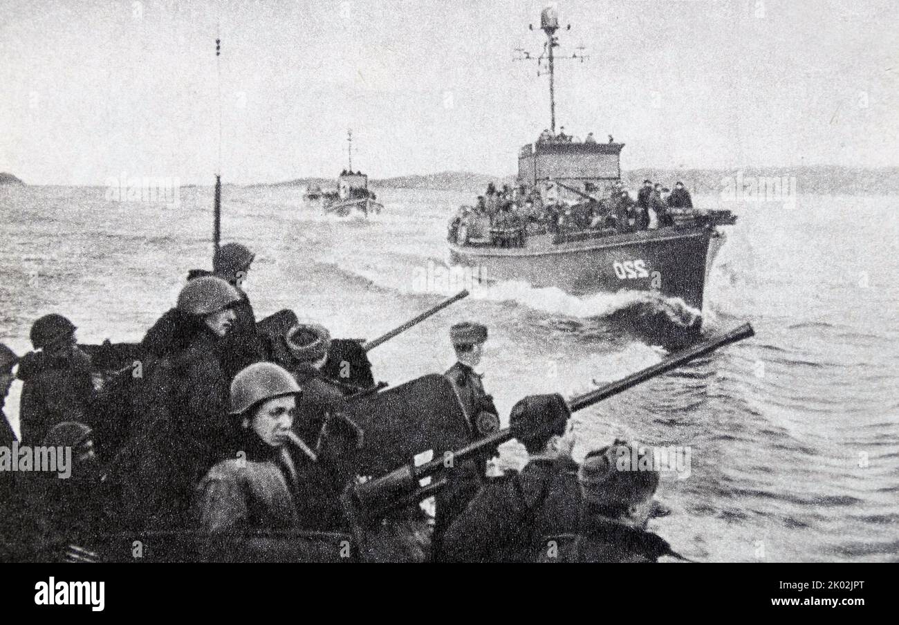 Schiffe der Nordflotte mit Fallschirmjägern auf dem Weg nach Petsamo, Finnland. Oktober 1944 Stockfoto