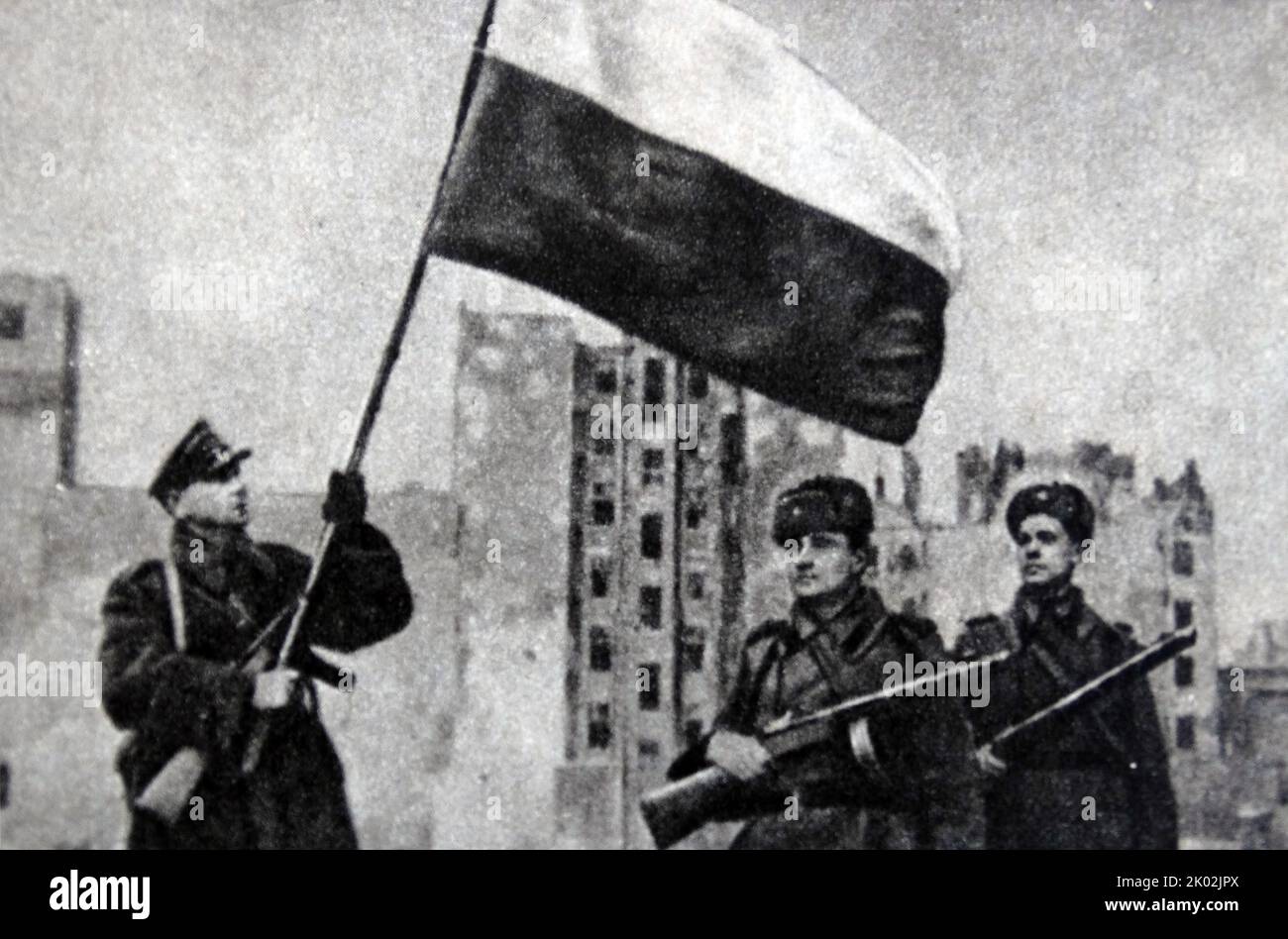 Die polnische Staatsflagge fliegt erneut über Warschau, nachdem russische Truppen 1945 in die Stadt eingedrungen sind Stockfoto