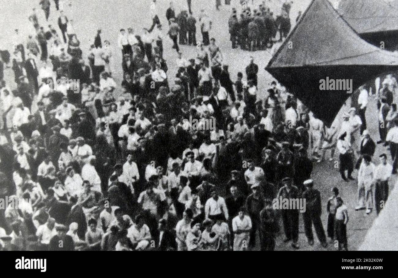Das sowjetische Volk hört sich die Radioaussage der sowjetischen Regierung über den heimtückischen Angriff Nazi-Deutschlands an. Moskau, 22. Juni 1941 Stockfoto