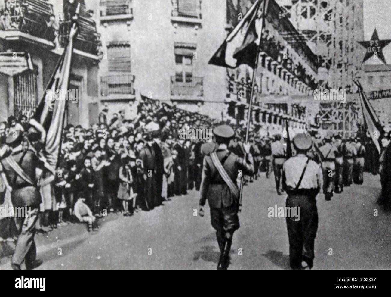 Die Bevölkerung von Albacete begrüßt die Kämpfer internationaler Brigaden. Spanien, 1937 Stockfoto