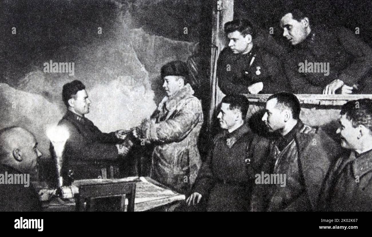 Aufnahme in die kommunistische Partei der Soldaten, die sich in Schlachten hervorgetan haben. Stalingrad, 1942 Stockfoto
