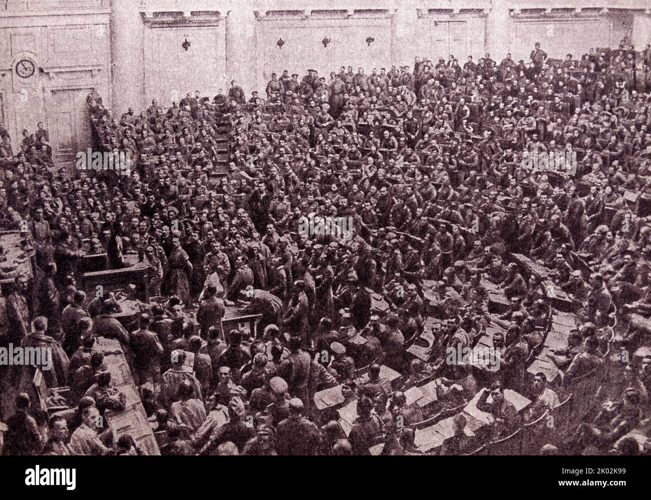 1917. Februar: Soldaten und Arbeiterabgestellte beschlagnahmen die Duma in St. Petersburg, Russland. Stockfoto