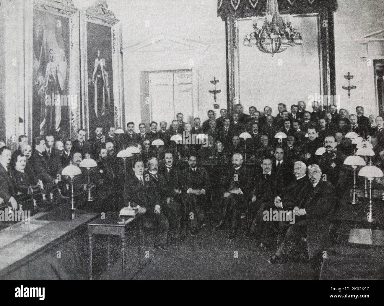 Die provisorische Regierung Russlands 1917. (Von links nach rechts sitzend): A.I. Konovalov, A.I. Gutschkov, N.V. Nekrasov, A.I. Shingarev, G.E. Lemberg, I.V. Godnev, M.I. Tereschtschenko, P.N. Miljukow, A.A. Manuylov. Worth, A.F. Kerenski Stockfoto