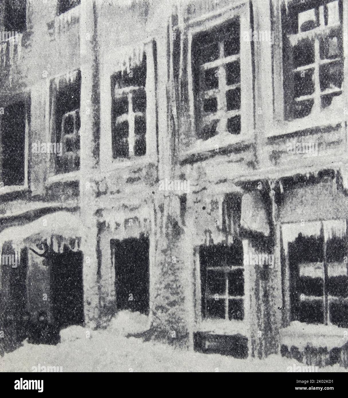 Russische Revolution 1917. Februar: Zerstörte Polizeistation. Stockfoto