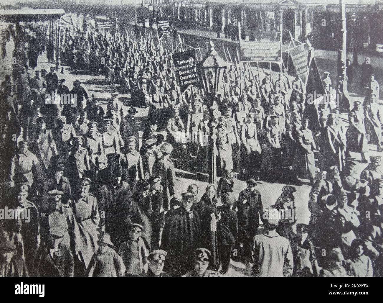 1917. April in Petrograd. Demonstration der revolutionären Einheiten der Petrograder Garnison. Stockfoto