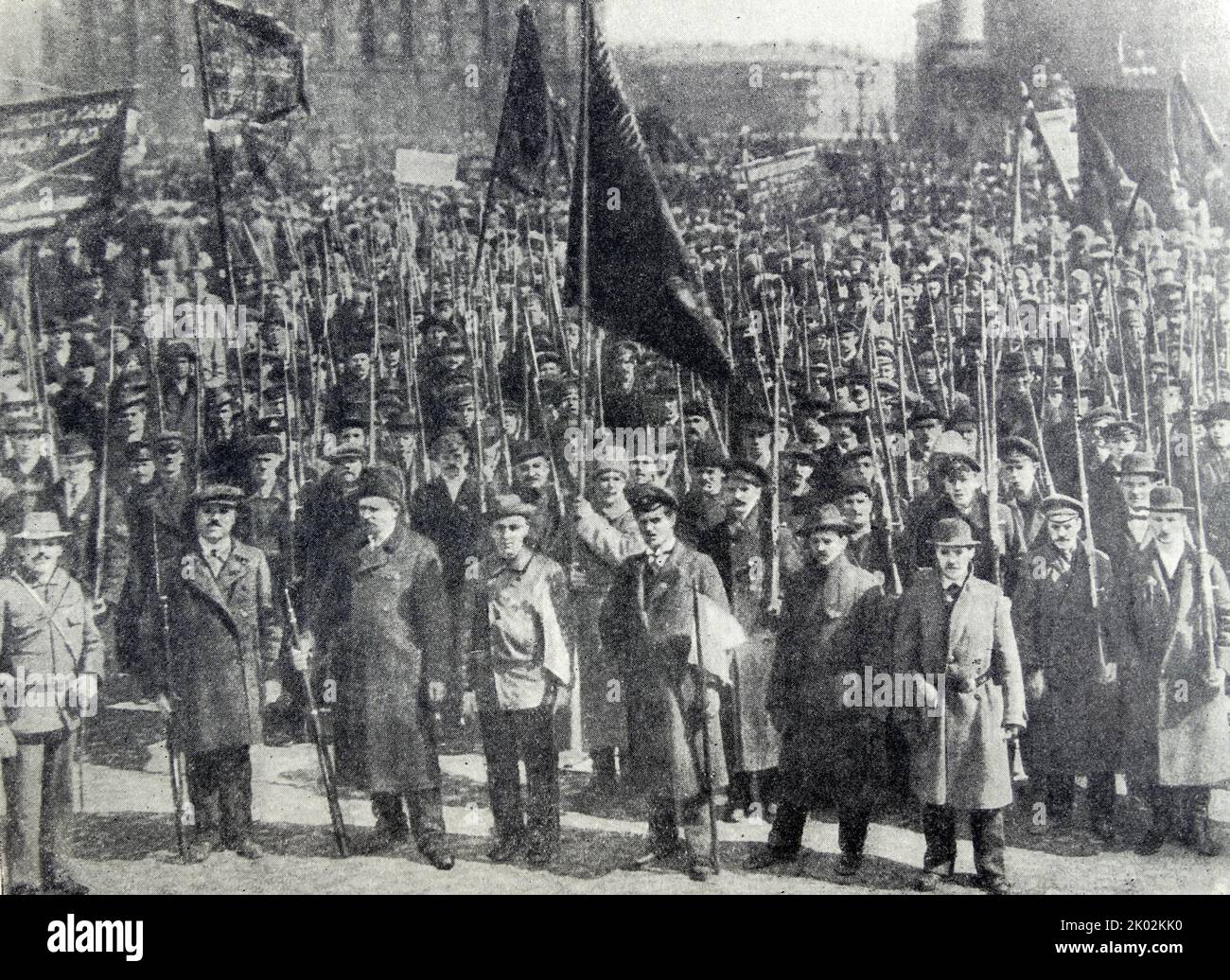 Petrograder Rotgarde bei einer Demonstration am 1. Mai 1917. Stockfoto