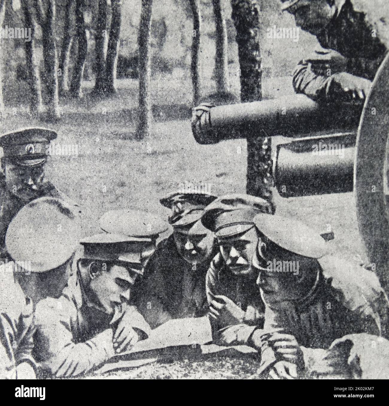 Russische Soldaten an der Front. Lesen der Nachrichten über revolutionäre Ereignisse im Juli 1917 Stockfoto