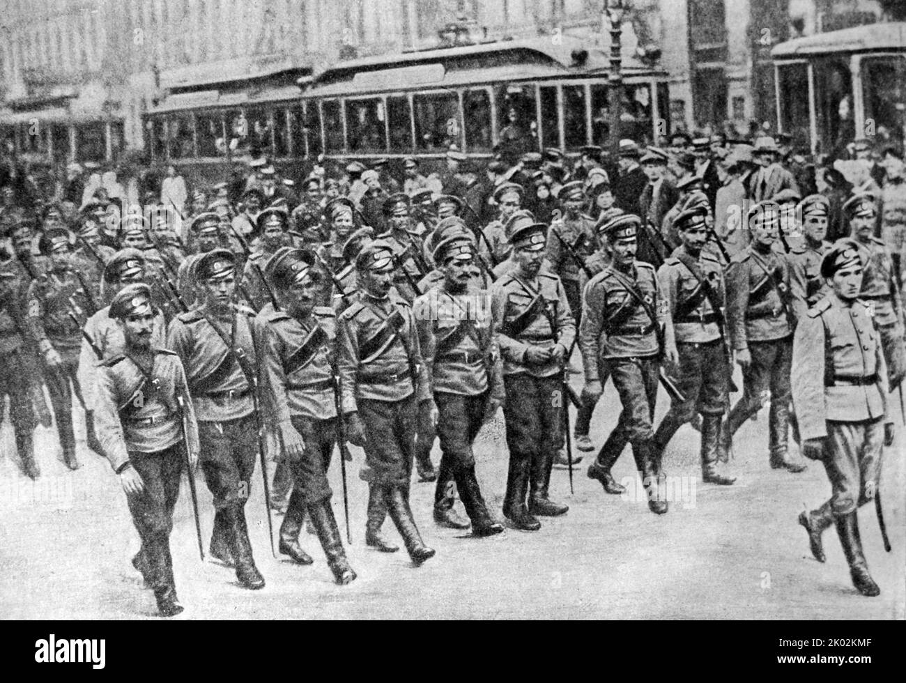 Kosaken riefen von der Front zur Unterdrückung der Demonstration am 1917. Juli in Petrograd auf. Stockfoto
