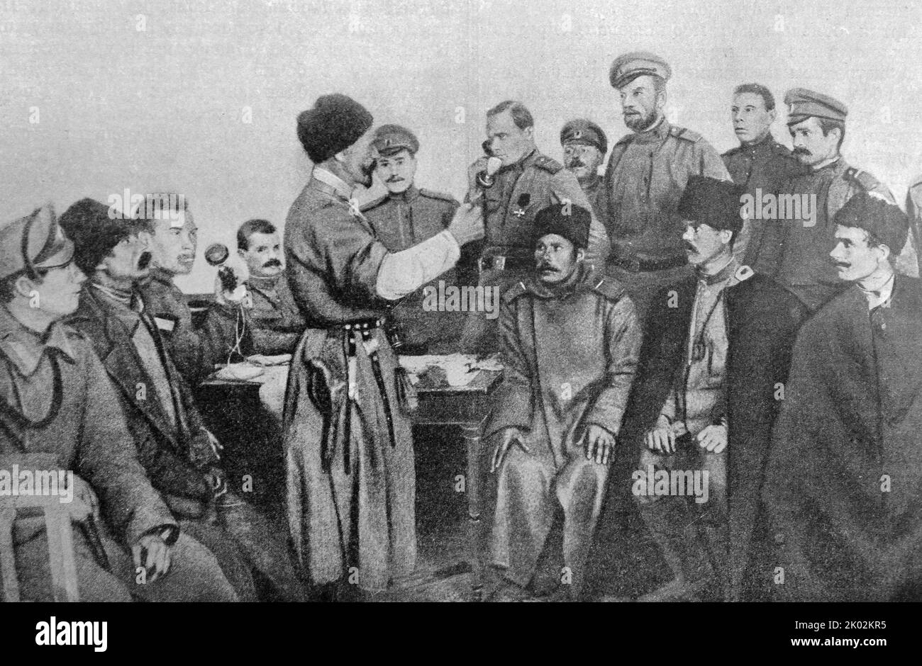 Brüderliche Diskussion unter russischen revolutionären Soldaten. 1917 Stockfoto