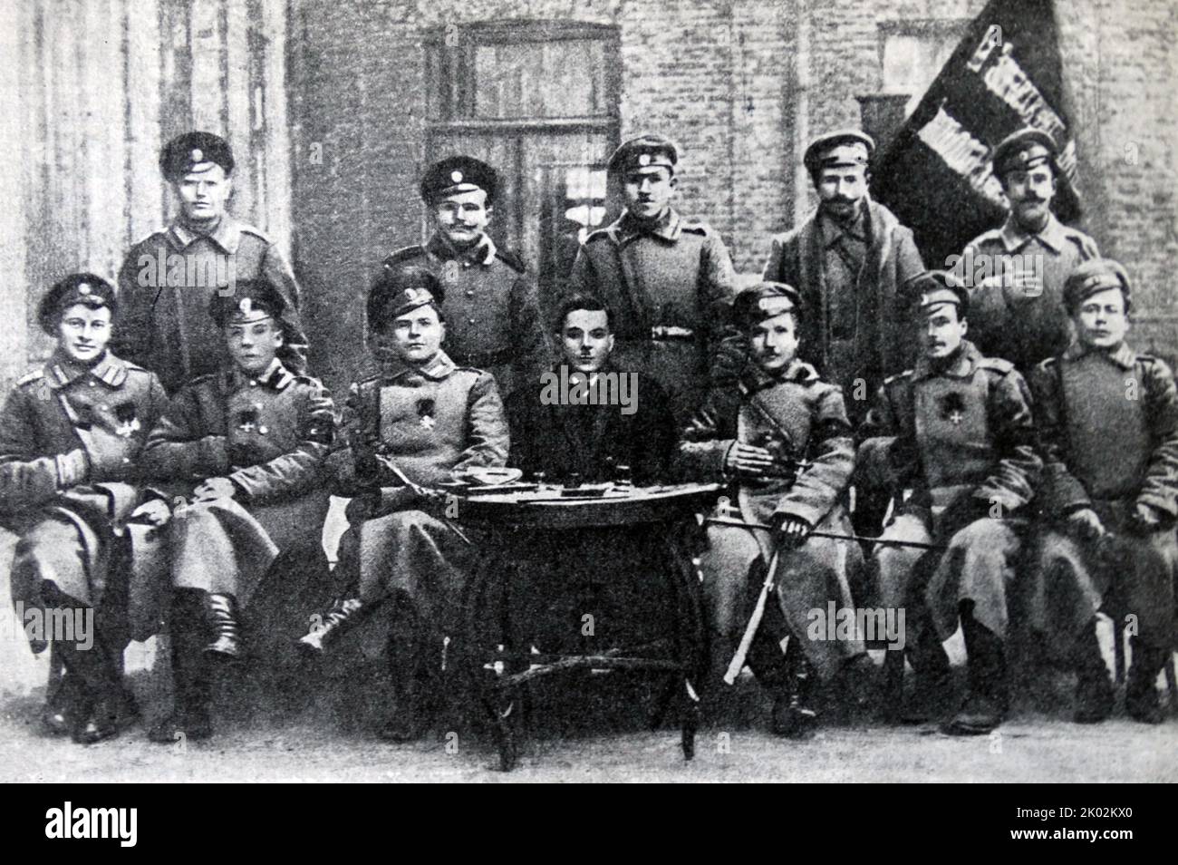 K.E. Woroschilow unter den Mitgliedern des Regimentskomitees des Pamajlowski Regiments. Kliment Woroschilow (1881 - 1969), sowjetischer Militäroffizier und Politiker während der Stalin-Ära. Er war einer der fünf ursprünglichen Marschälle der Sowjetunion (der höchste militärische Rang der Sowjetunion), zusammen mit dem Generalstabschef der Roten Armee Alexander Jegorow und drei hochrangigen Kommandeuren, Wassilij Bljukher, Semjon Budjonny und Michail Tuchatschewski. Stockfoto