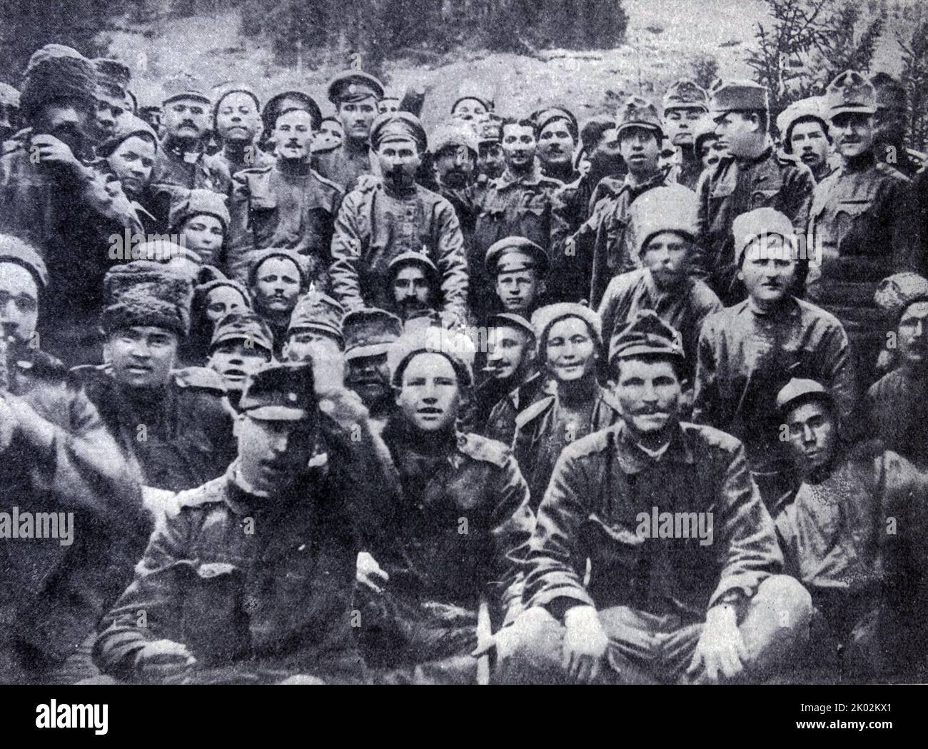 Verbrüderung (erstes Treffen) an der Front zwischen russischen und österreichischen Soldaten. 1917 Stockfoto