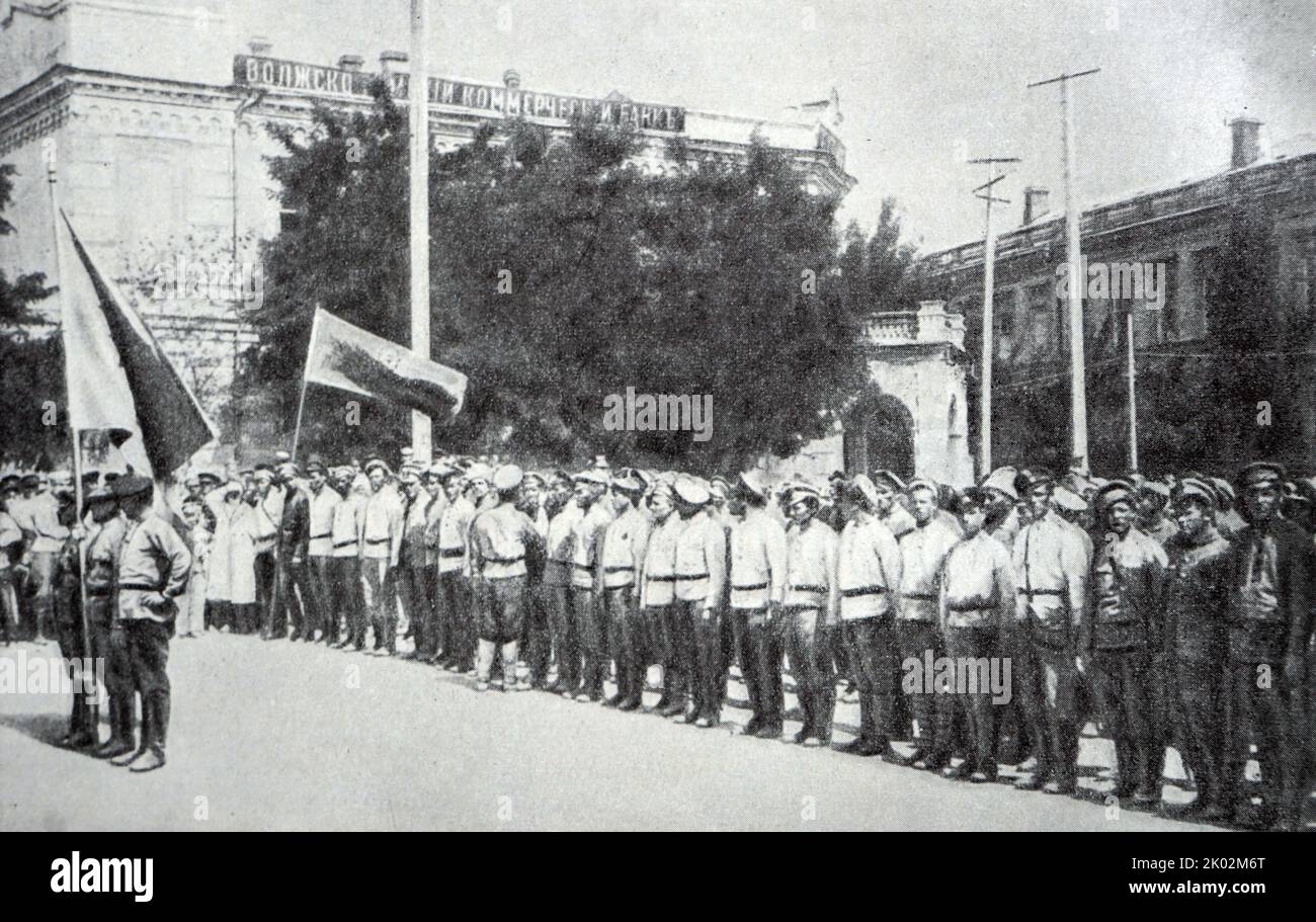 Präsentation des Roten Banner an Freiwillige an der polnischen Front. Zarizyn (Stalingrad). Mai 1920 (Foto).&#13;&#10; Stockfoto