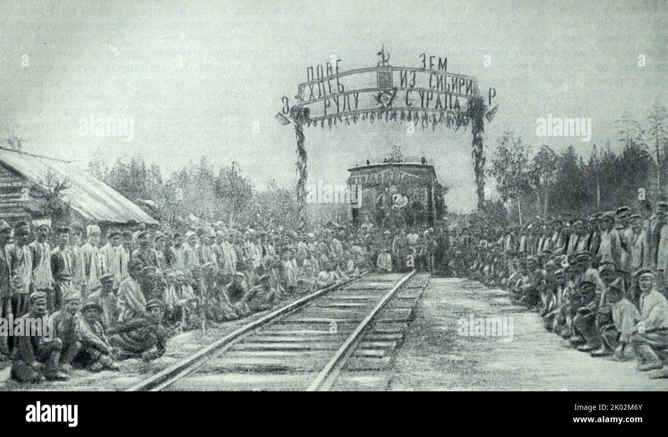 Kämpfer der Reservearmee auf dem von ihnen restaurierten Abschnitt der Moskau-Kasaner Eisenbahn. 1920 Jahre. Foto. Stockfoto
