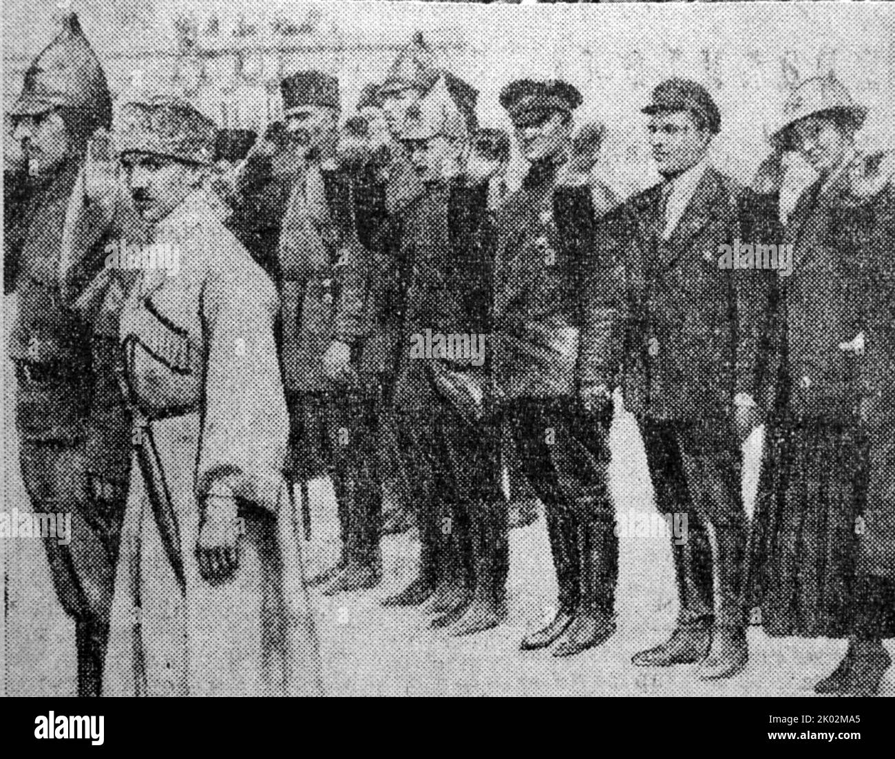 Der revolutionäre Militärrat der Kaukasischen Front nimmt nach seiner Befreiung eine Parade von Einheiten der Armee 11. in Baku ab. In der ersten Reihe (von links nach rechts): G.K. Ordschonikidse, A.I. Mikojan. In der zweiten Reihe - M.A. Mechanoschin, M.K. Lewandowski, S.M. Kirow, F. Tartakovskaya. Mai 1920 Stockfoto
