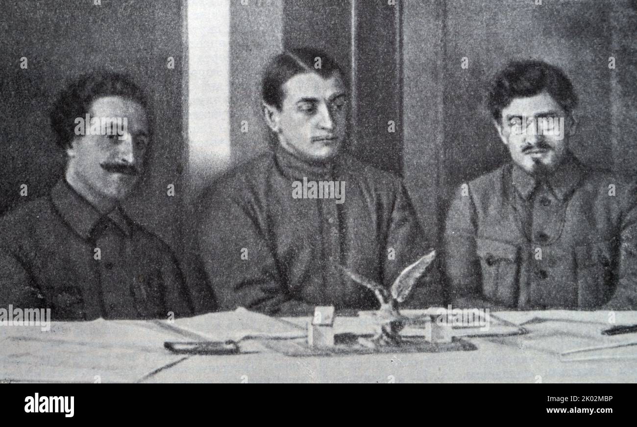 Revolutionärer Militärrat der Kaukasischen Front. Von links nach rechts: G.K. Ordzhonikidse, M. N. Tuchatschewski, v.a. Trifonow. (Foto.). Stockfoto