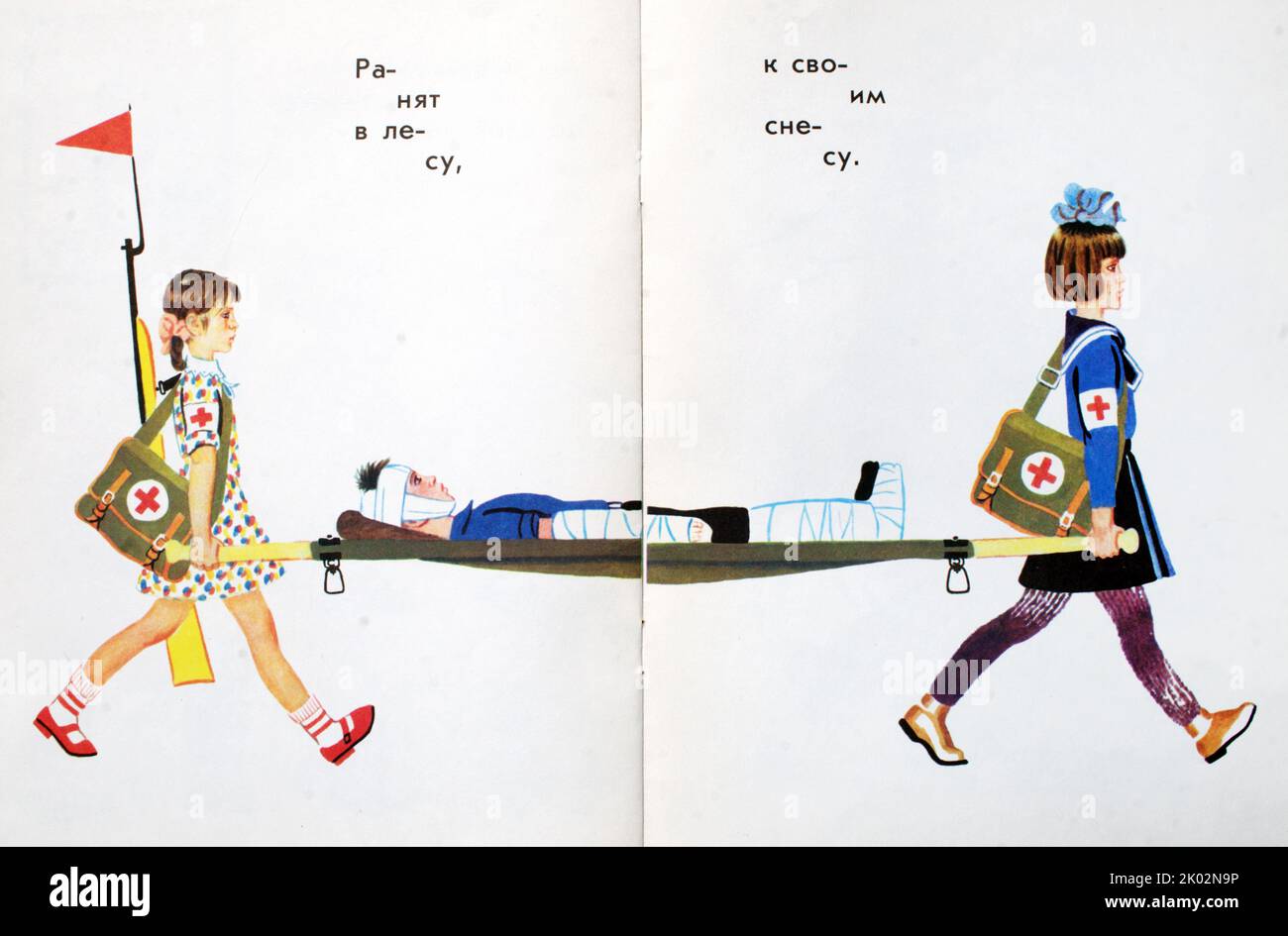 Sowjetisches Kinderpropagandabuch Illustration im Kalten Krieg. Zeigt zwei Mädchen, die eine Bahre unter dem Motto „Wenn sie dich im Wald treffen, nimm dich mit nach Hause“ tragen. Stockfoto