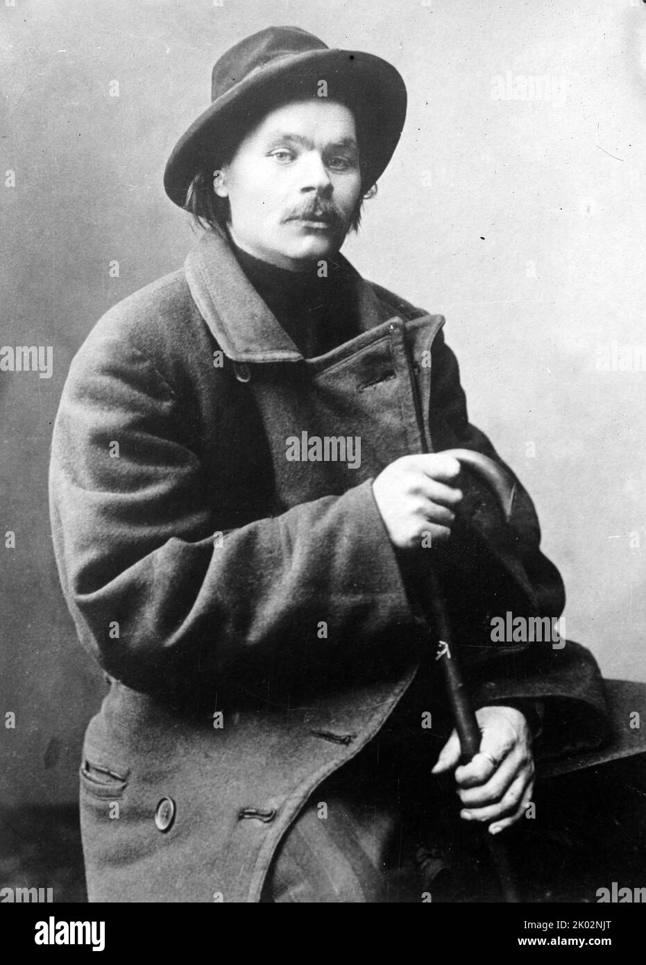 Maxim Gorki (1868 - 1936), russischer und sowjetischer Schriftsteller, Begründer der literarischen Methode des sozialistischen Realismus und politischer Aktivist. Gorki war in der aufkommenden marxistischen kommunistischen Bewegung aktiv. Er stellte sich öffentlich gegen das zaristische Regime und verband sich eine Zeit lang eng mit dem bolschewistischen Flügel der Partei von Wladimir Lenin und Alexander Bogdanow. Für einen großen Teil seines Lebens wurde er aus Russland und später aus der Sowjetunion verbannt. 1932 kehrte er auf persönliche Einladung von Joseph Stalin in die UdSSR zurück und lebte dort bis zu seinem Tod im Juni 1936. Stockfoto