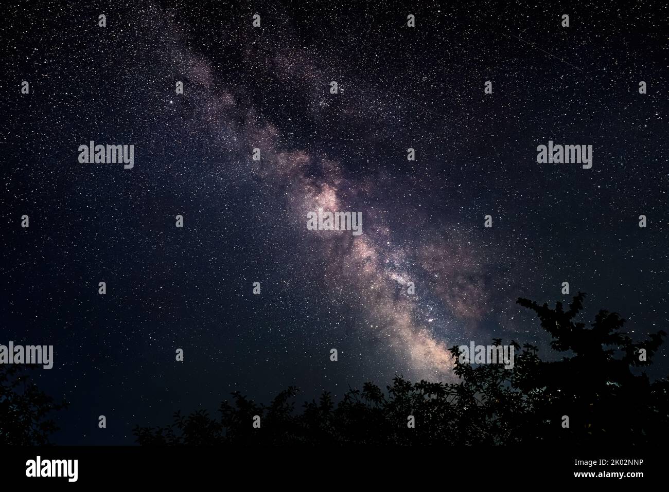 Milchstraßengalaxie im dunklen Nachthimmel Stockfoto