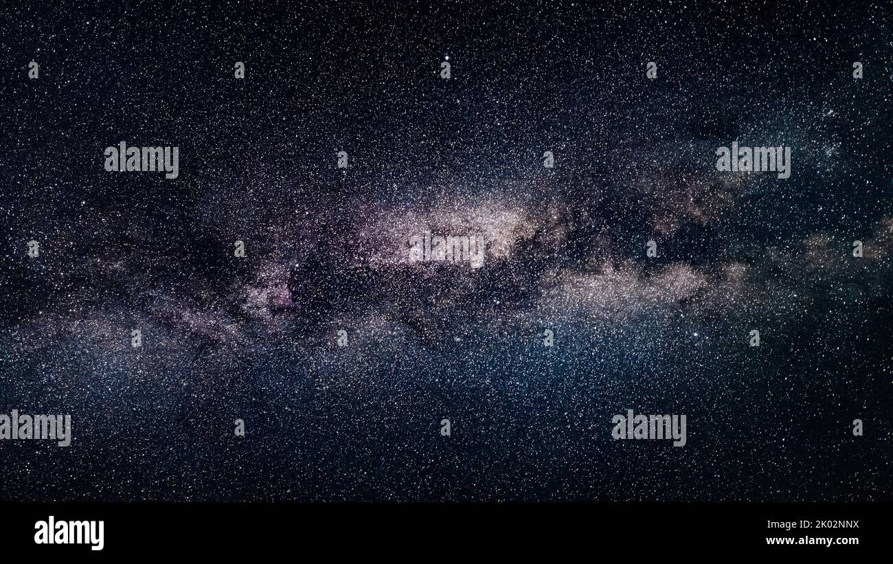 Milchstraßengalaxie im dunklen Nachthimmel Stockfoto