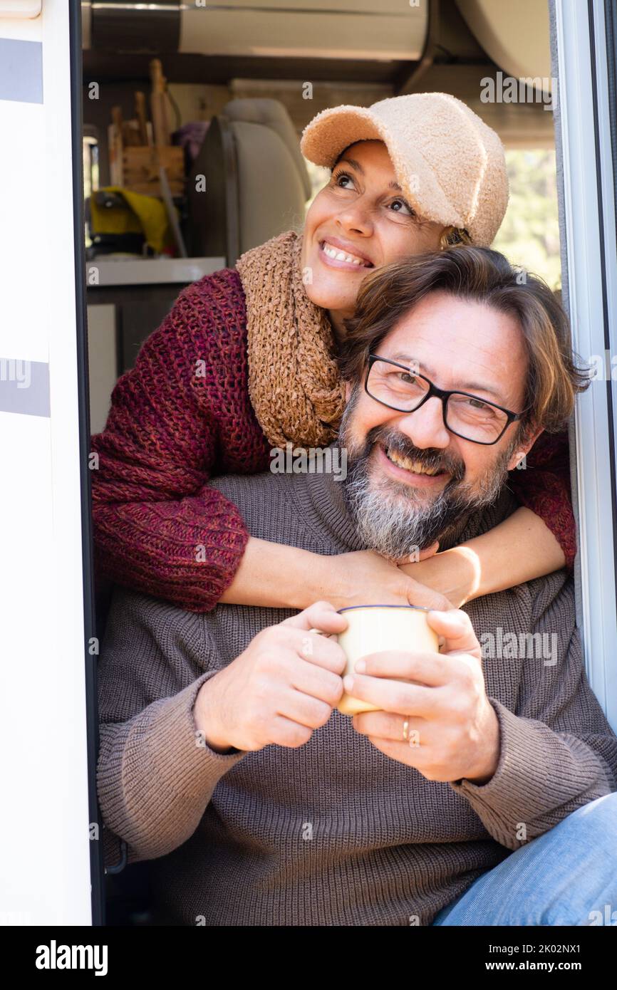 Portrait von Mann und Frau reifen Alter lächeln und Spaß und Glück auf dem Wohnmobil sitzen gemütliche alternative Haustür. Paar Touristen genießen Urlaub Freizeitaktivitäten zusammen Stockfoto